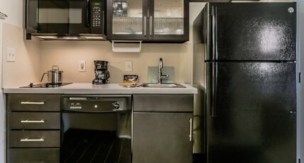 Candlewood Suites - Hartford Downtown Room Type - 1 King Bed Studio Comm Access Tub