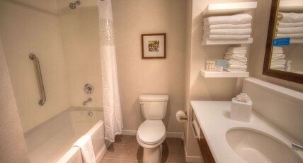 Hampton Inn & Suites by Hilton Braselton Room Type - 2 QNS W FRIDGE NS