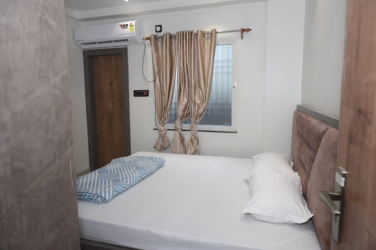 MANYAVAR GUEST HOUSE - Tap to explore photos
