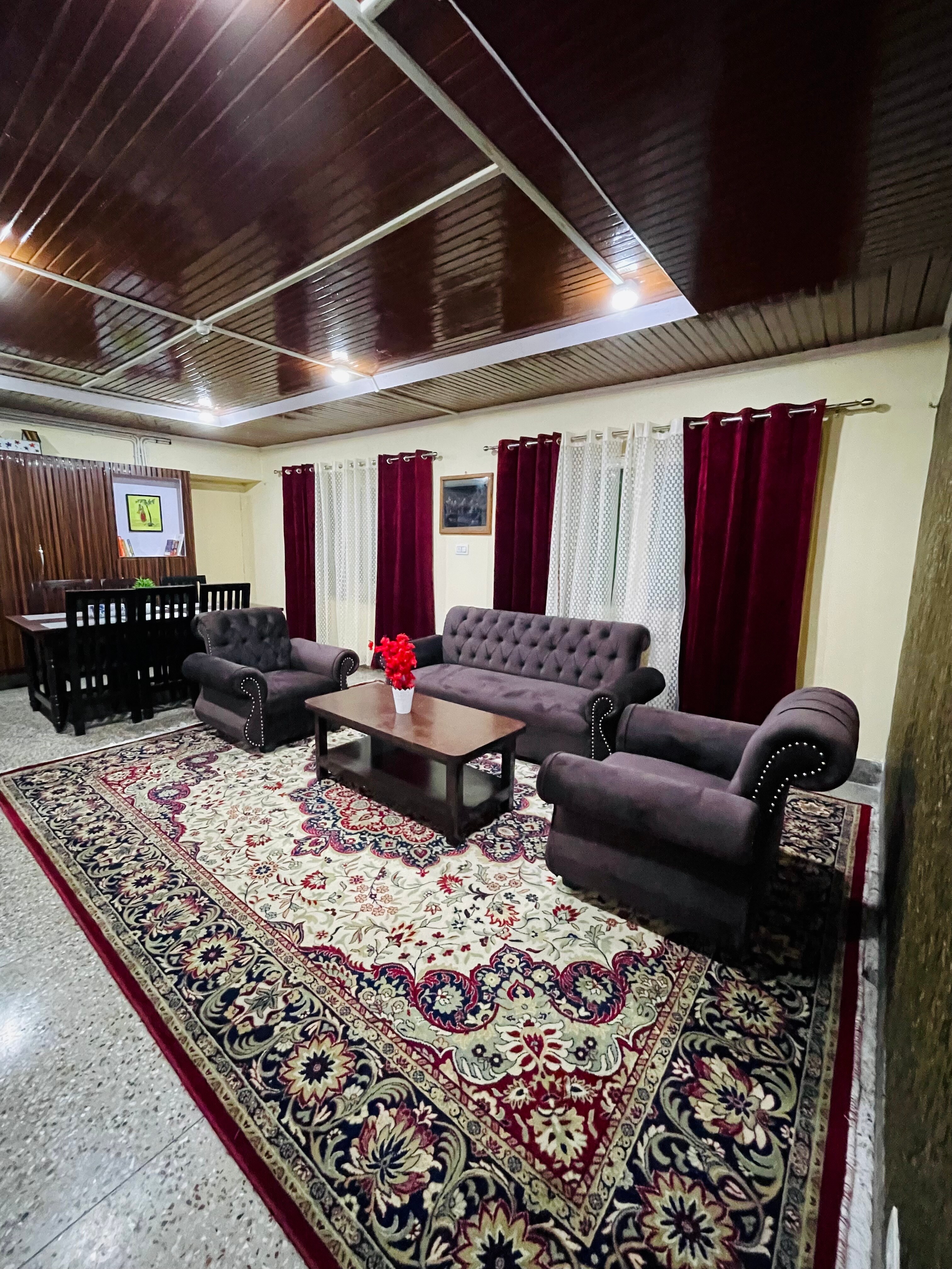 3BHK Loft with balcony near city centre n Dal lake - Tap to explore photos