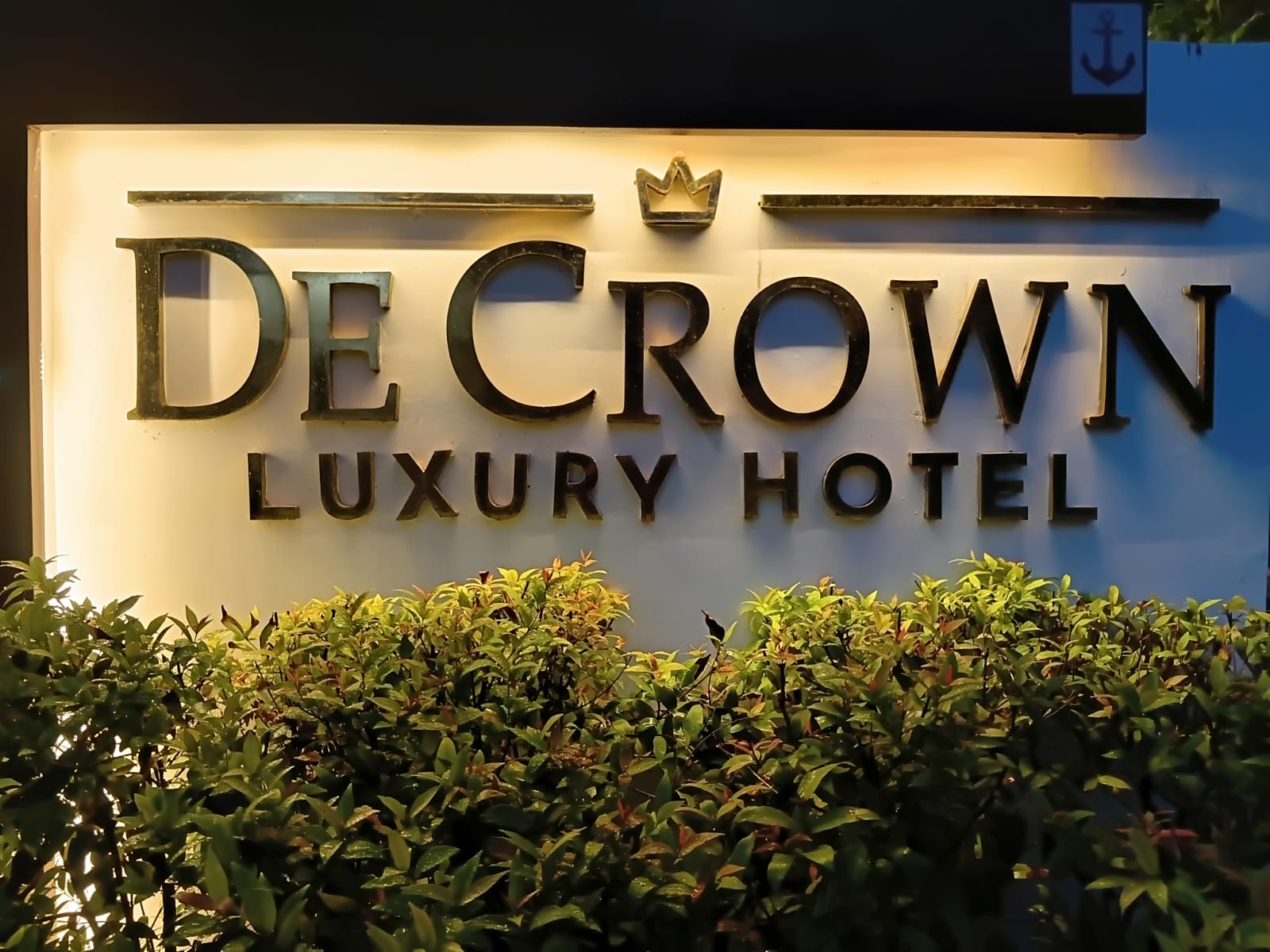 De Crown Luxury Hotel - Tap to explore photos