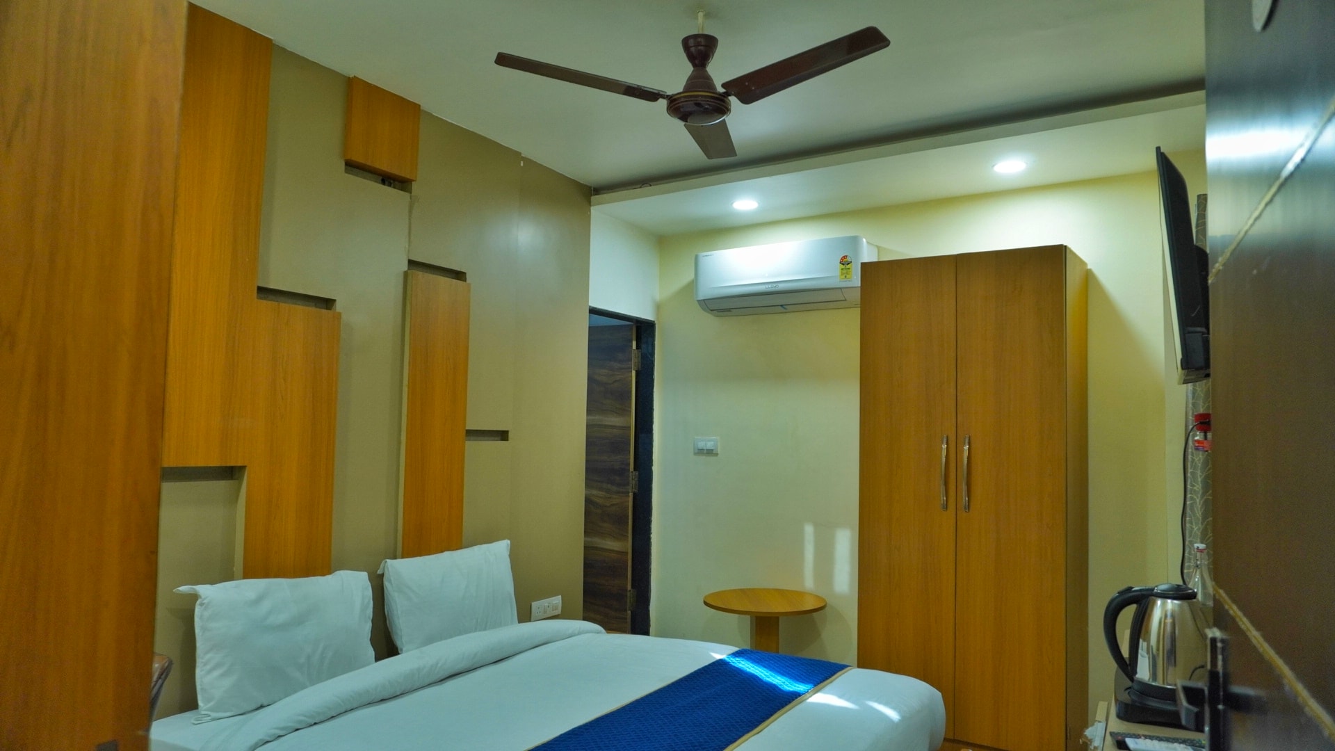 Hotel Shri Kunj Palace - Tap to explore photos