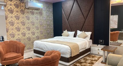 HOTEL RASHMI GRAND Room Type - Deluxe King Bed Room with City View
