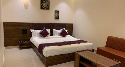 Hotel Paras Room Type - Deluxe Room