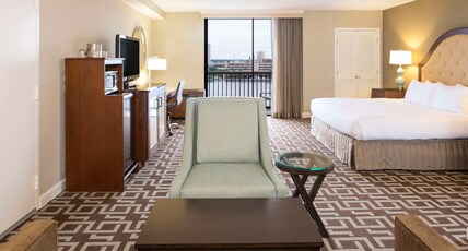 DoubleTree by Hilton Jacksonville-Riverfront Room Type - 1 KING JR STE-RIVERFRONT