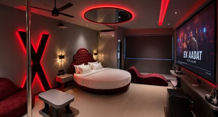 Hotel Nova Ways Room Type - Red Room Xclusive suite with Crystal Tub Couple couch and Projector High Speed Internet Complimentar