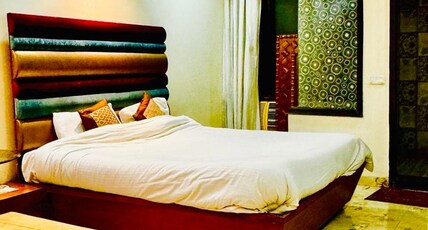 City palace Room Type - Family Room with City View King Bed