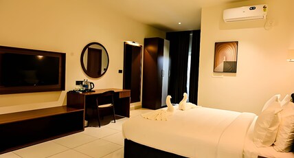 S S INTERNATIONAL Room Type - Standard King Room