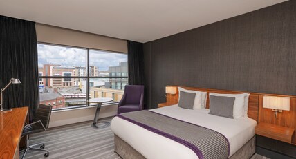Crowne Plaza NEWCASTLE - STEPHENSON QUARTER Room Type - 1 Queen Accessible Lounge Access
