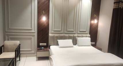Hotel Aroma Inn Room Type - Deluxe Room
