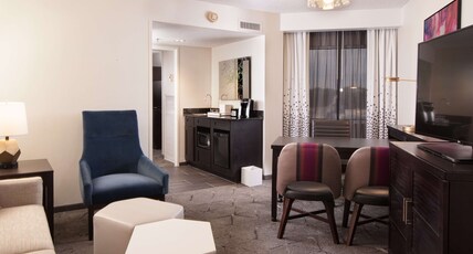 Embassy Suites Raleigh-Crabtree Room Type - 1KG CORNER PREM SUITE NOSM