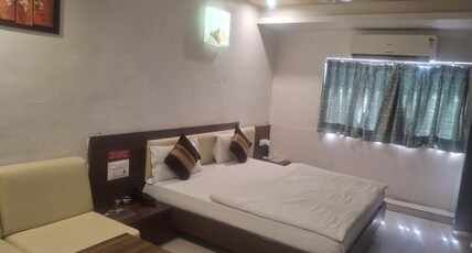 Hotel Royal Stay Kadi Room Type - Deluxe Room (King Bed)