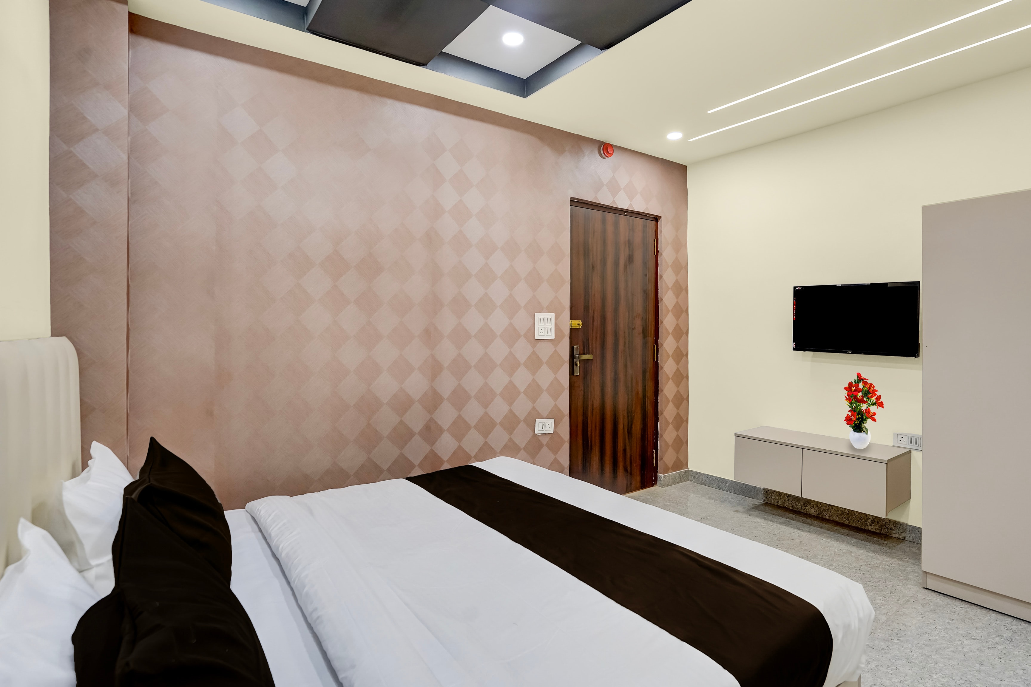 Super Townhouse Subharti University Meerut Formerly Hotel Celebration - Tap to explore photos