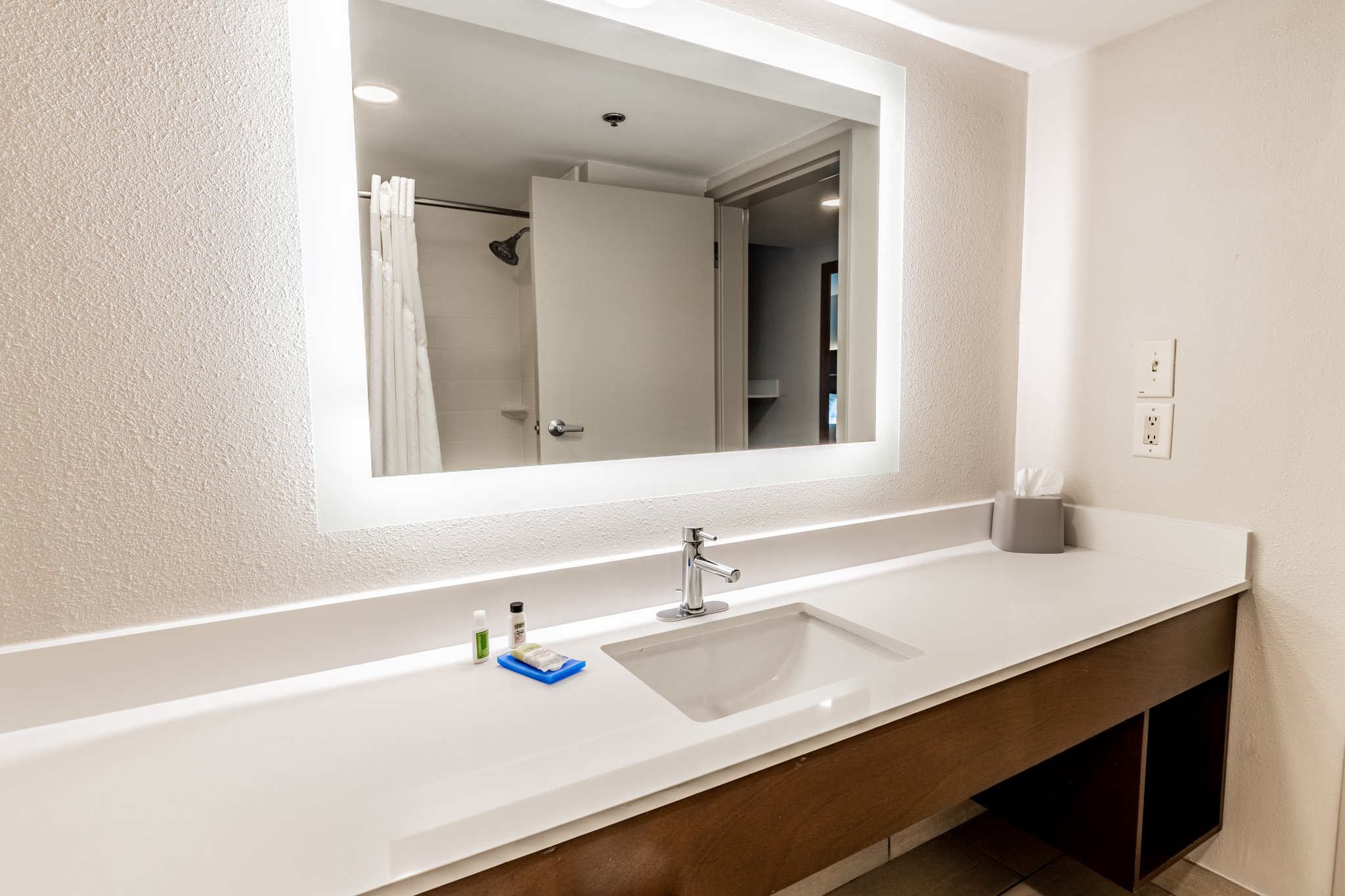 Holiday Inn Express INDIANAPOLIS SOUTH - Tap to explore photos