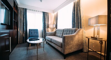 Crowne Plaza BELFAST Room Type - 1 King Junior Suite Addl Living Area