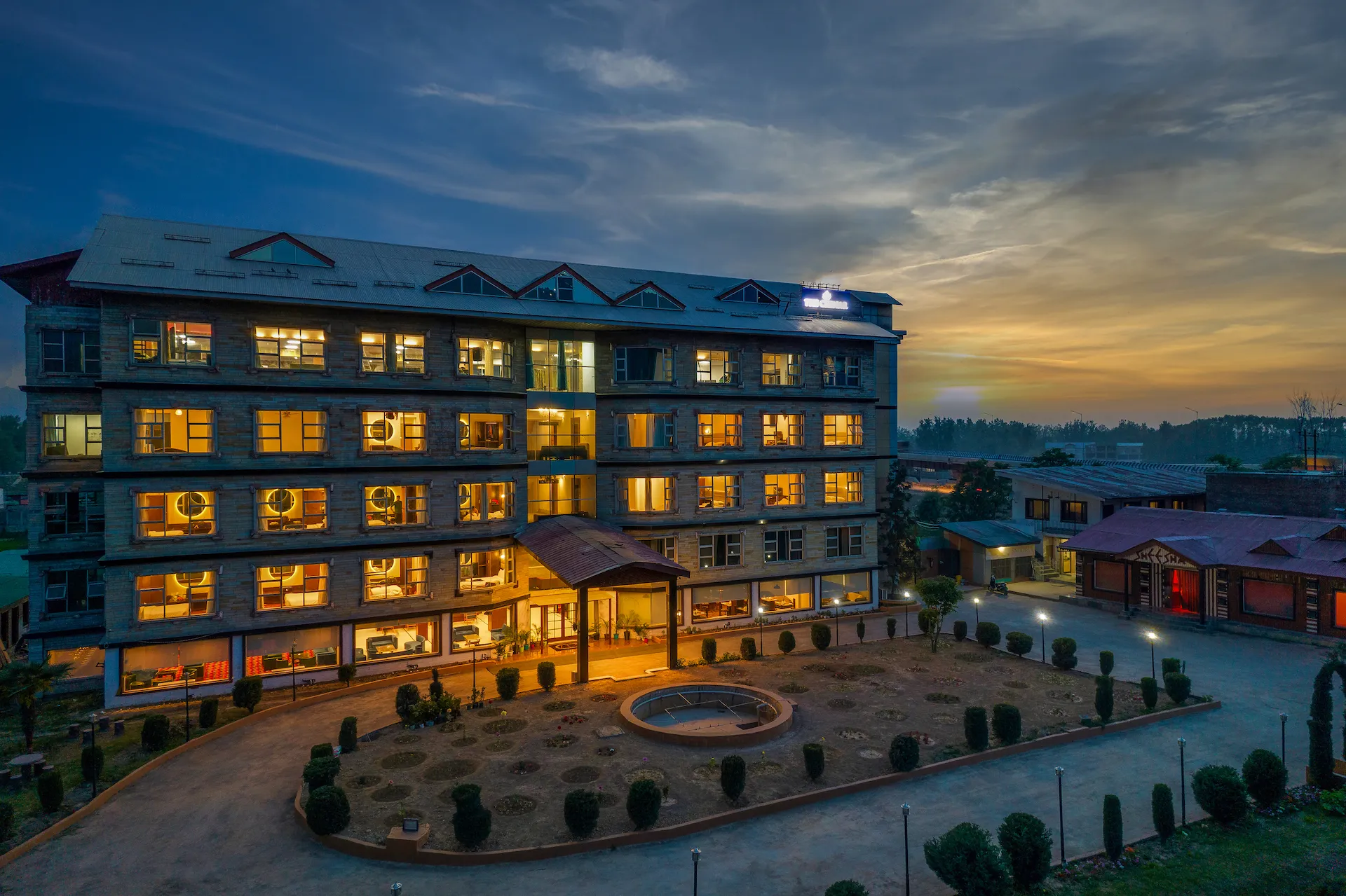 The Countryside Resorts (2 min drive to Railway station)