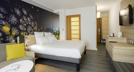 Novotel Chartres Room Type - Family Superior Room with 1 double bed and 1 double sofa bed Novotel Chartres Room Type - Family Superior Room with 1 double bed and 1 double sofa bed
