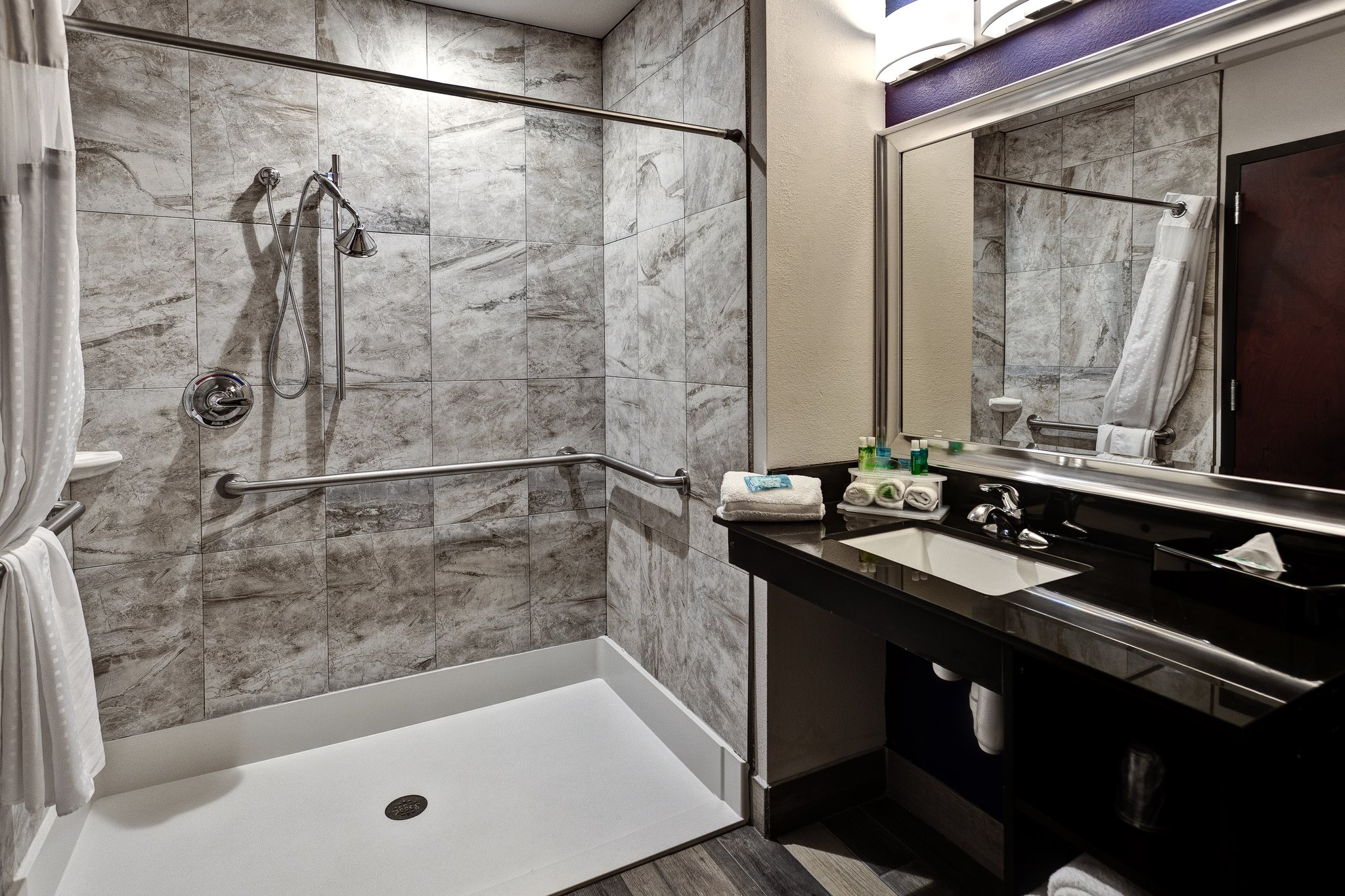 Holiday Inn Express HUTCHINSON - Tap to explore photos