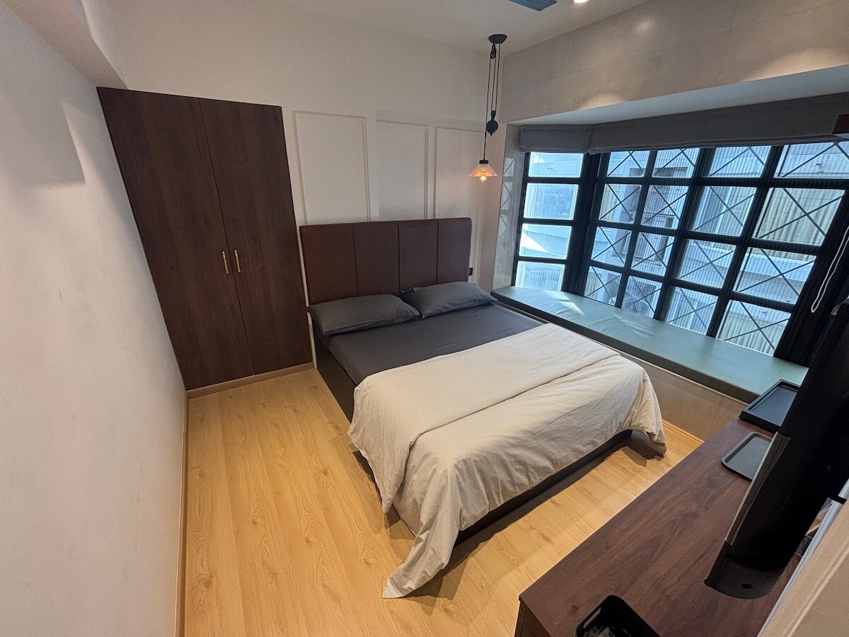 Compact Boutique studio in Bandra off Pali Hill - Tap to explore photos