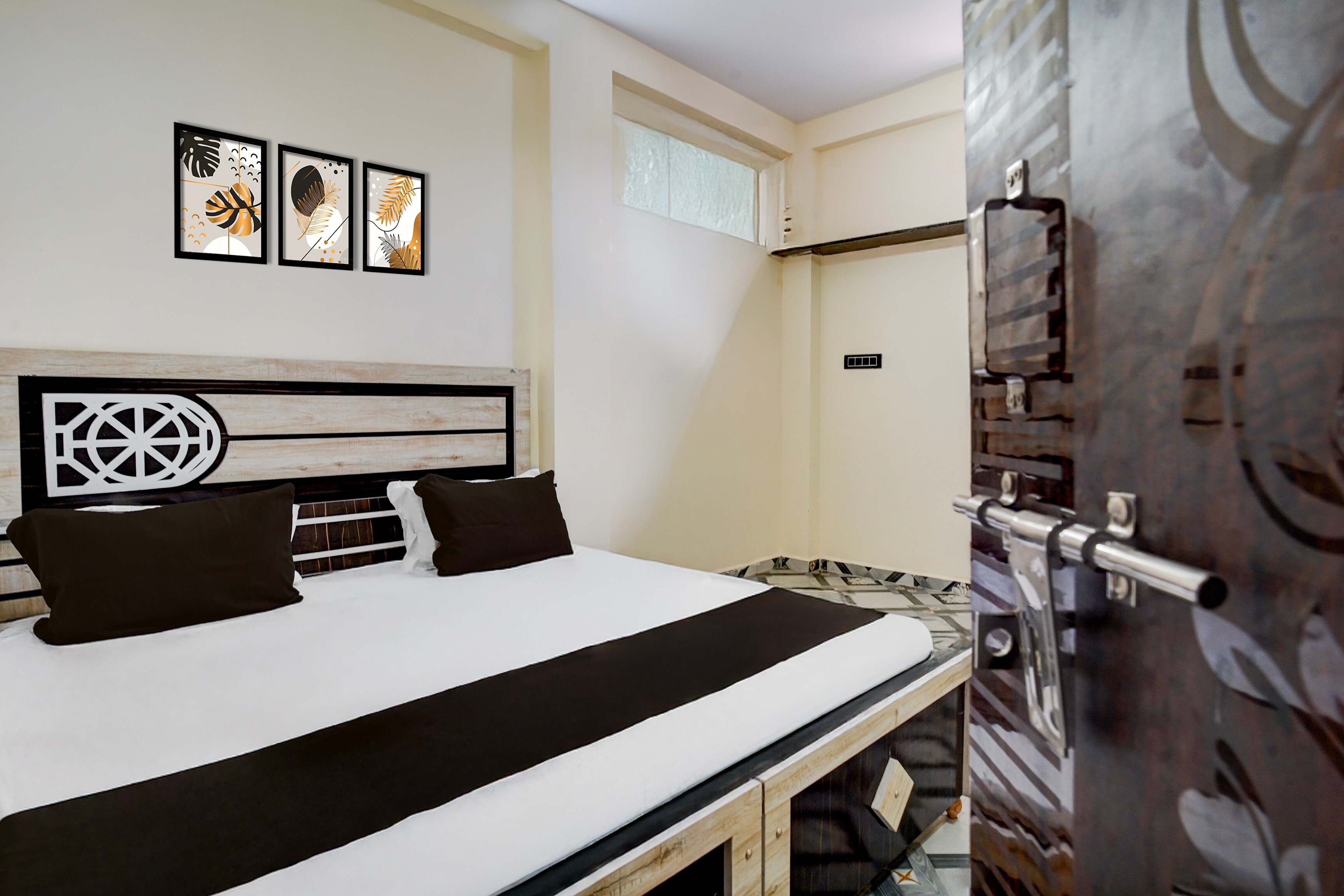 SPOT ON Shree Sanwaliya Guest House Ujjain Junction - Tap to explore photos