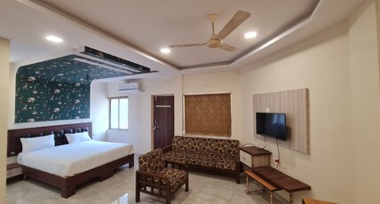 Hotel Akshram Deluxe Room Type - AC Deluxe suite room