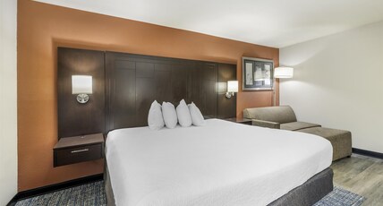 Best Western Plus Lee's Summit Hotel & Suites Room Type - 1 King Bed, Non-Smoking, Microwave And Refrigerator, Full Breakfast