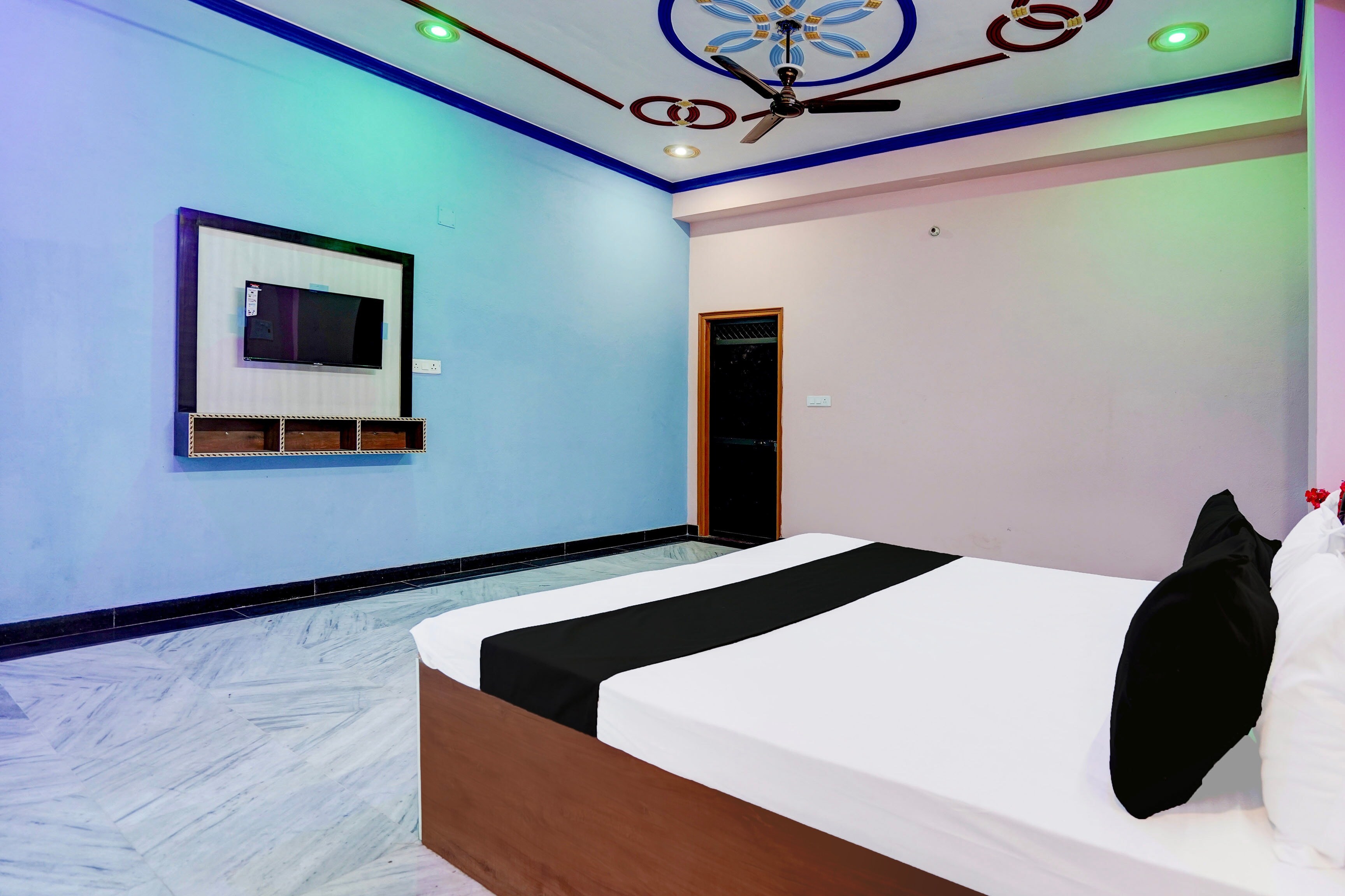 Hotel O J.D. Palace - Tap to explore photos