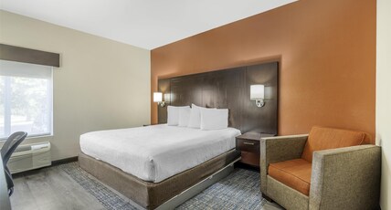 Best Western Plus Lee's Summit Hotel & Suites Room Type - Suite-1 King Bed, Non-Smoking, Whirlpool, Microwave And Refrigerator, Full Breakfast