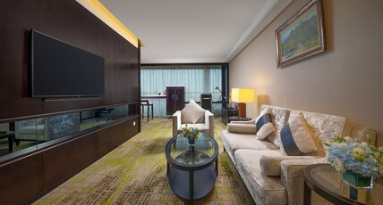 Holiday Inn Beijing Focus Square, an IHG Hotel Room Type - 1 King Suite High Floor Lounge Access