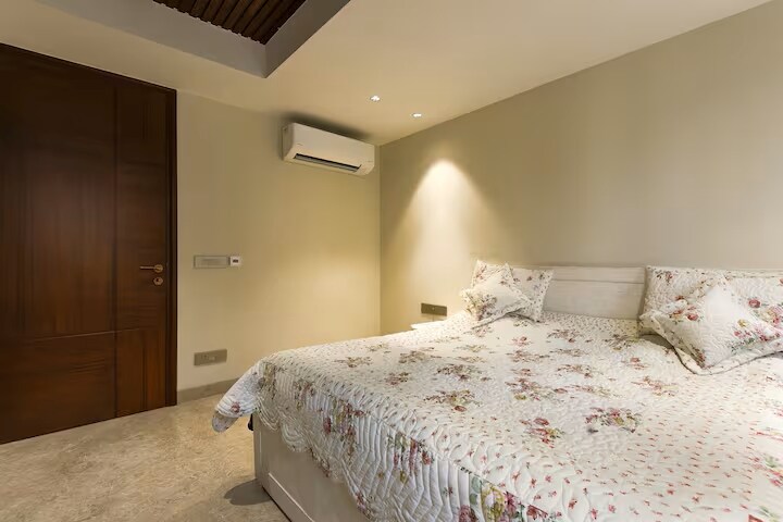 MAGNIFICENT-4 BHK-DEFENCE COLONY-5 MIN WALK METRO | Entire - Tap to explore photos