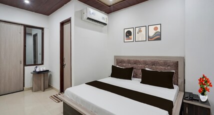 Super Townhouse Oak Char Dham Vrindavan Room Type - Classic with Balcony