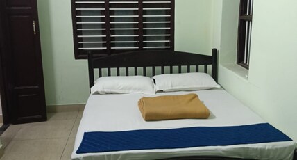 Srinivas Pleasant Stay Room Type - Deluxe Double AC