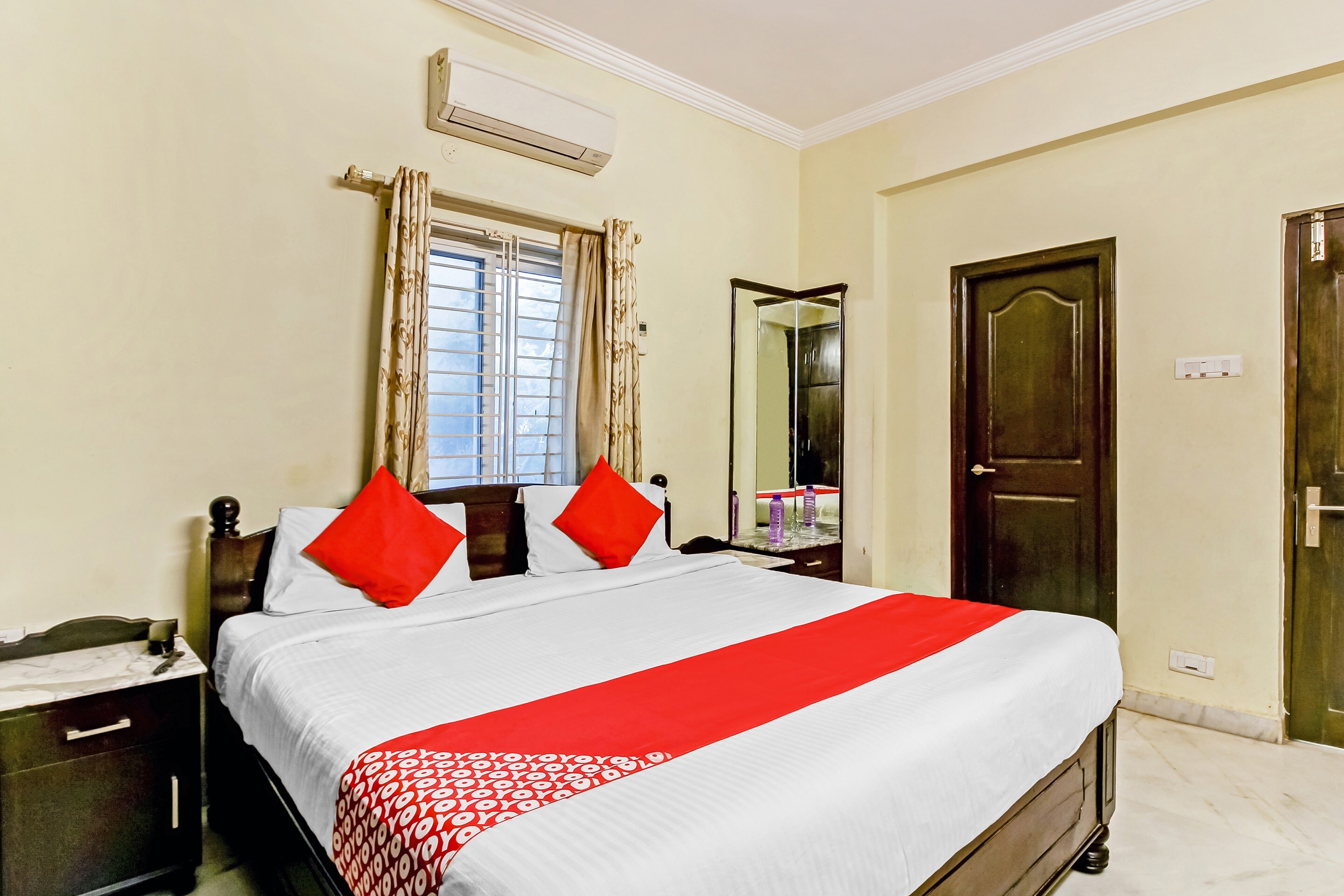 Super Townhouse Sri Nirvana Inn - Tap to explore photos