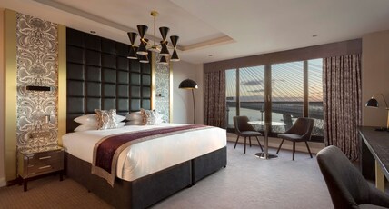 DoubleTree by Hilton Edinburgh - Queensferry Crossing Room Type - KING JUNIOR SUITE W  VIEW
