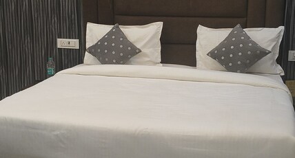 Hotel Golden Aura Inn Room Type - Deluxe Room