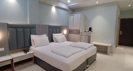 Hotel Lee Garden (5 min walk from Blue Flag beach) Room Type - Supr Deluxe Twin Bed