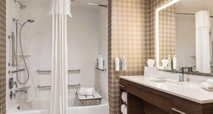 Home2 Suites by Hilton Milwaukee West Room Type - 1KING ACC TUB SUITE