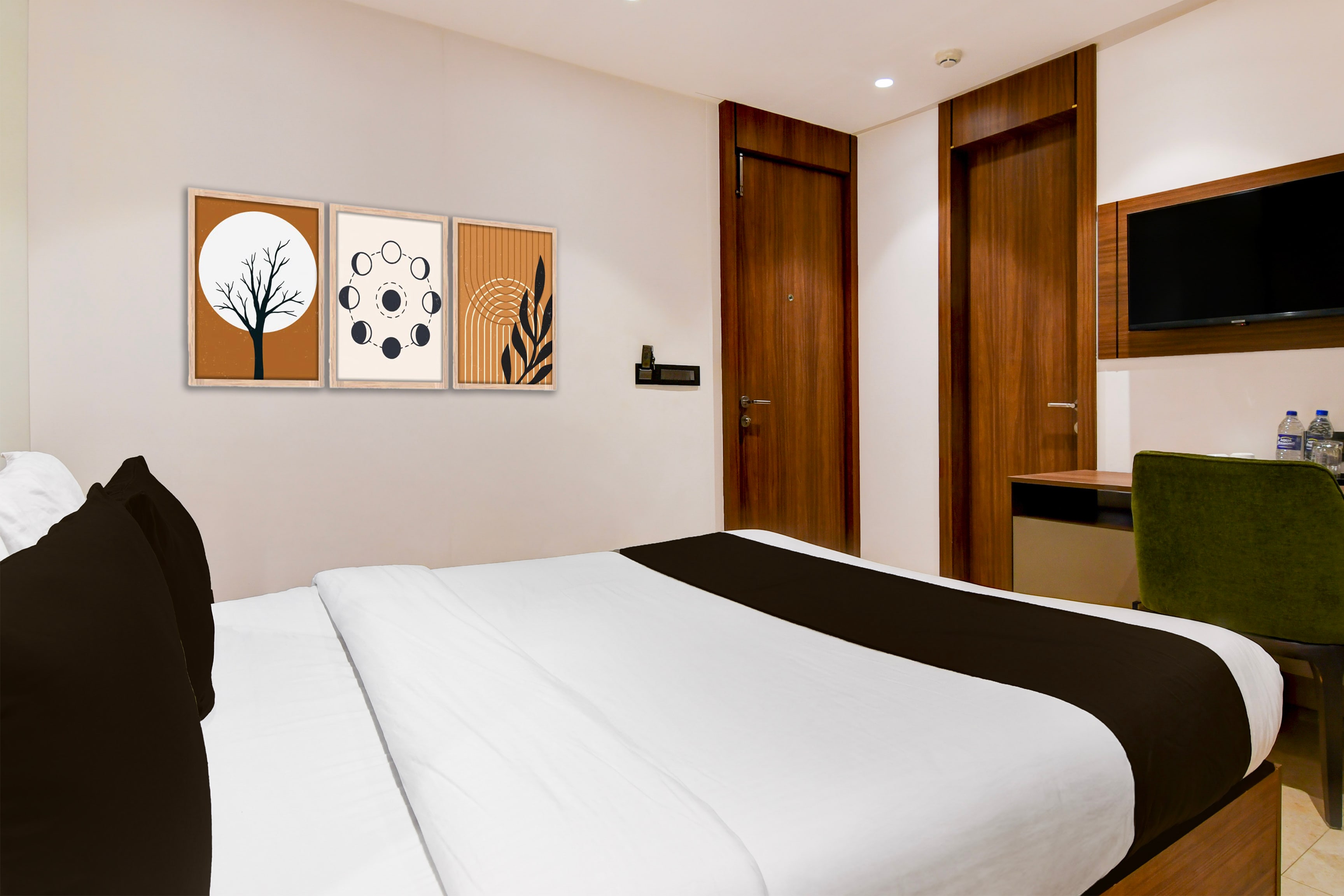 Super Townhouse Oak DLF Newtown Bus Terminal - Tap to explore photos