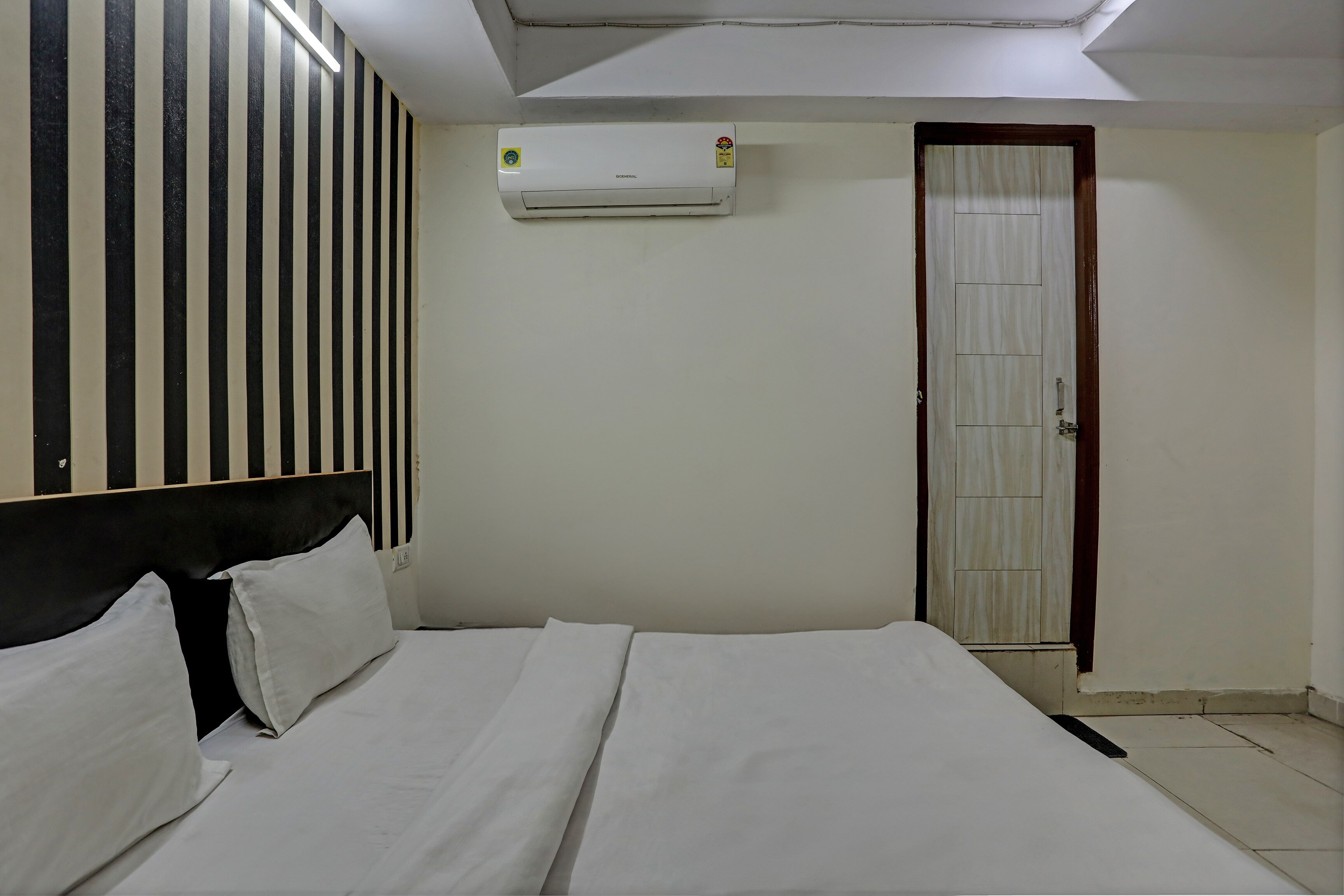 Hotel O Kanak palace - Tap to explore photos