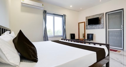Hotel Ambika, Vadodara Room Type - Deluxe Room Hotel Ambika, Vadodara Room Type - Deluxe Room