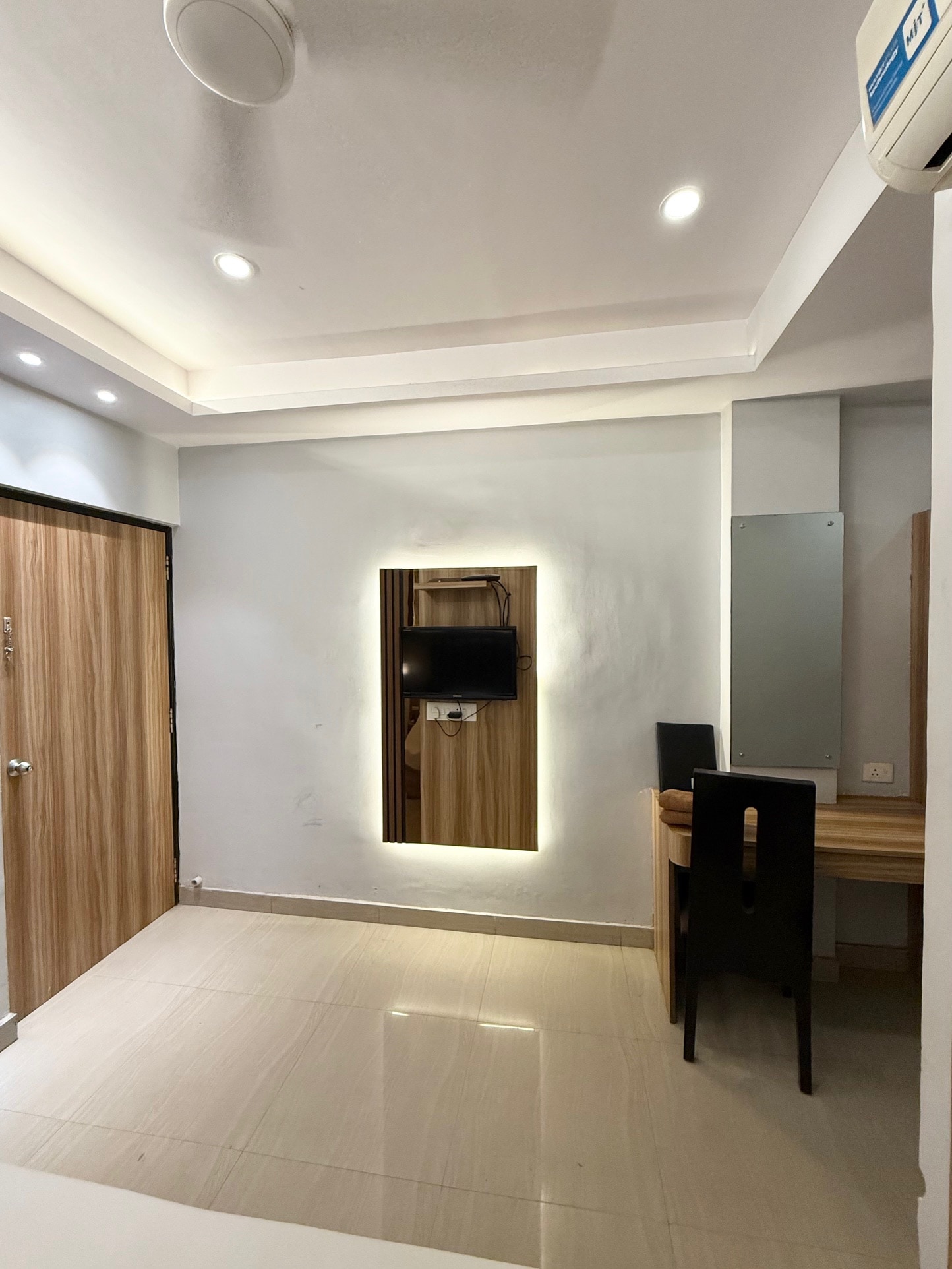 Hotel Crest Inn - Tap to explore photos