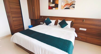 Shree Krishna Hotel & Restaurant Room Type - Deluxe room