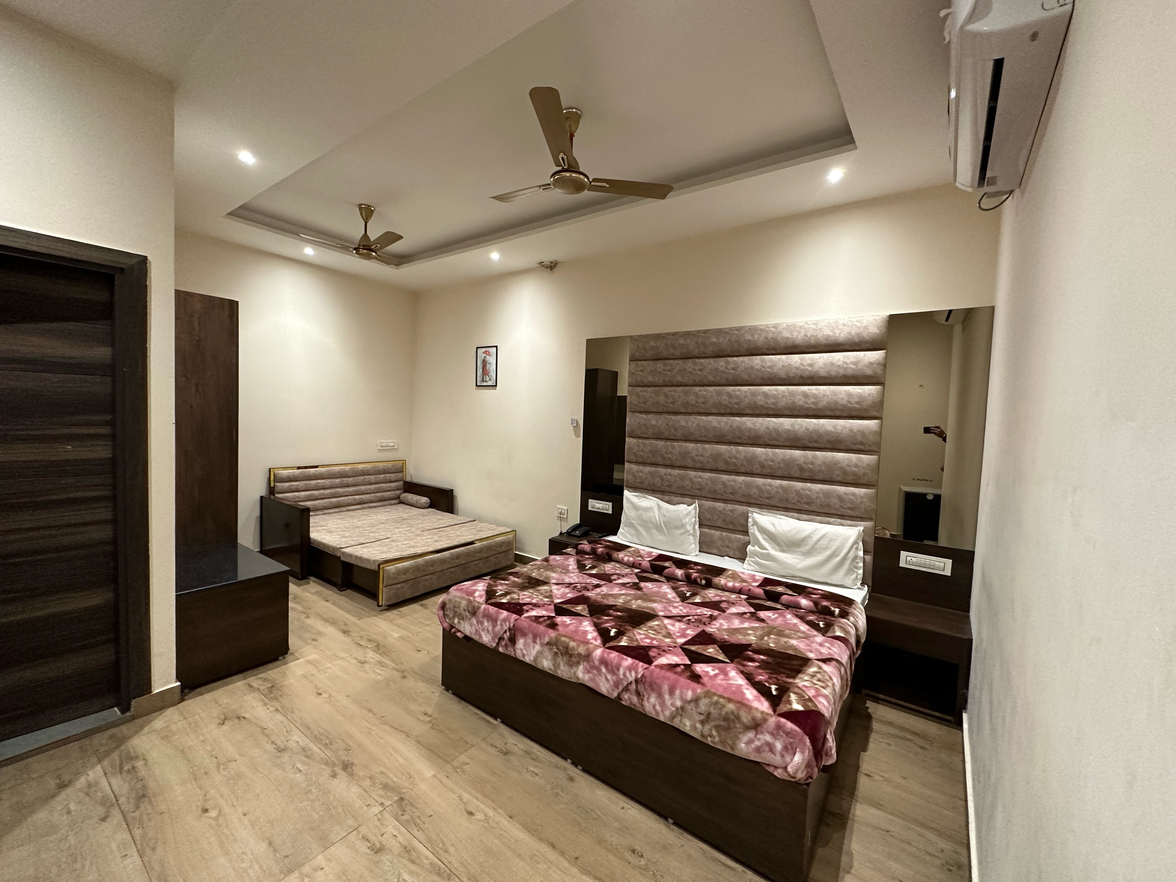 Hotel Dixon - Tap to explore photos