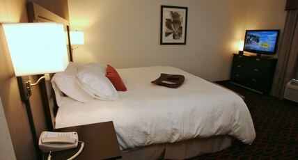 Hampton Inn & Suites by Hilton Red Deer Room Type - 1 KING BED NONSMOKING