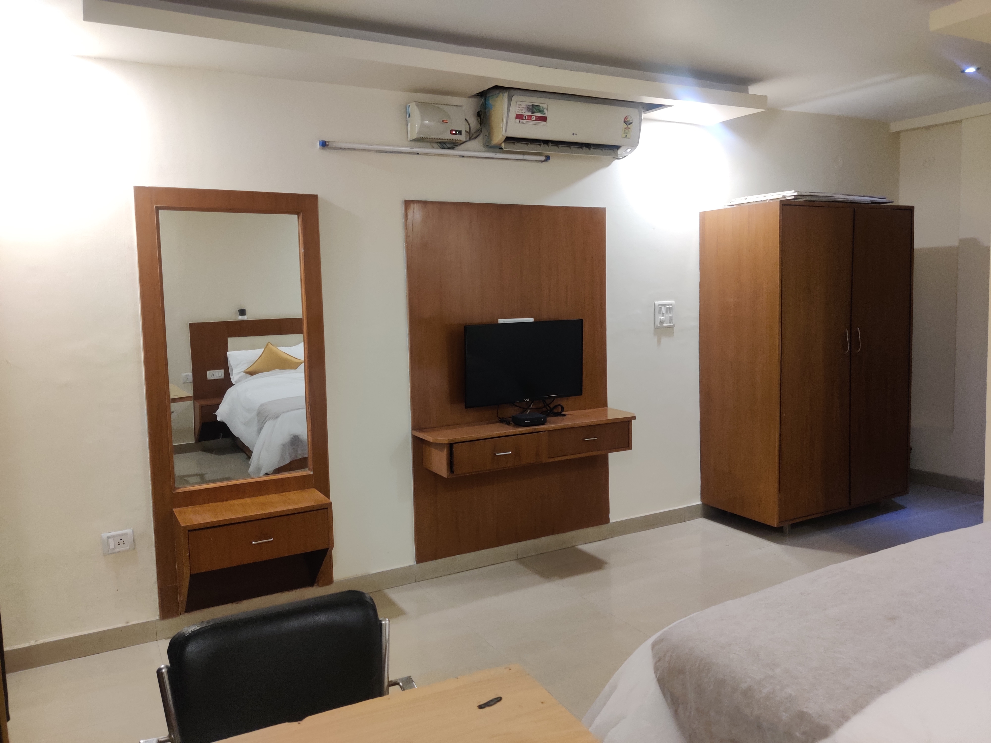 HOTEL HV - Tap to explore photos