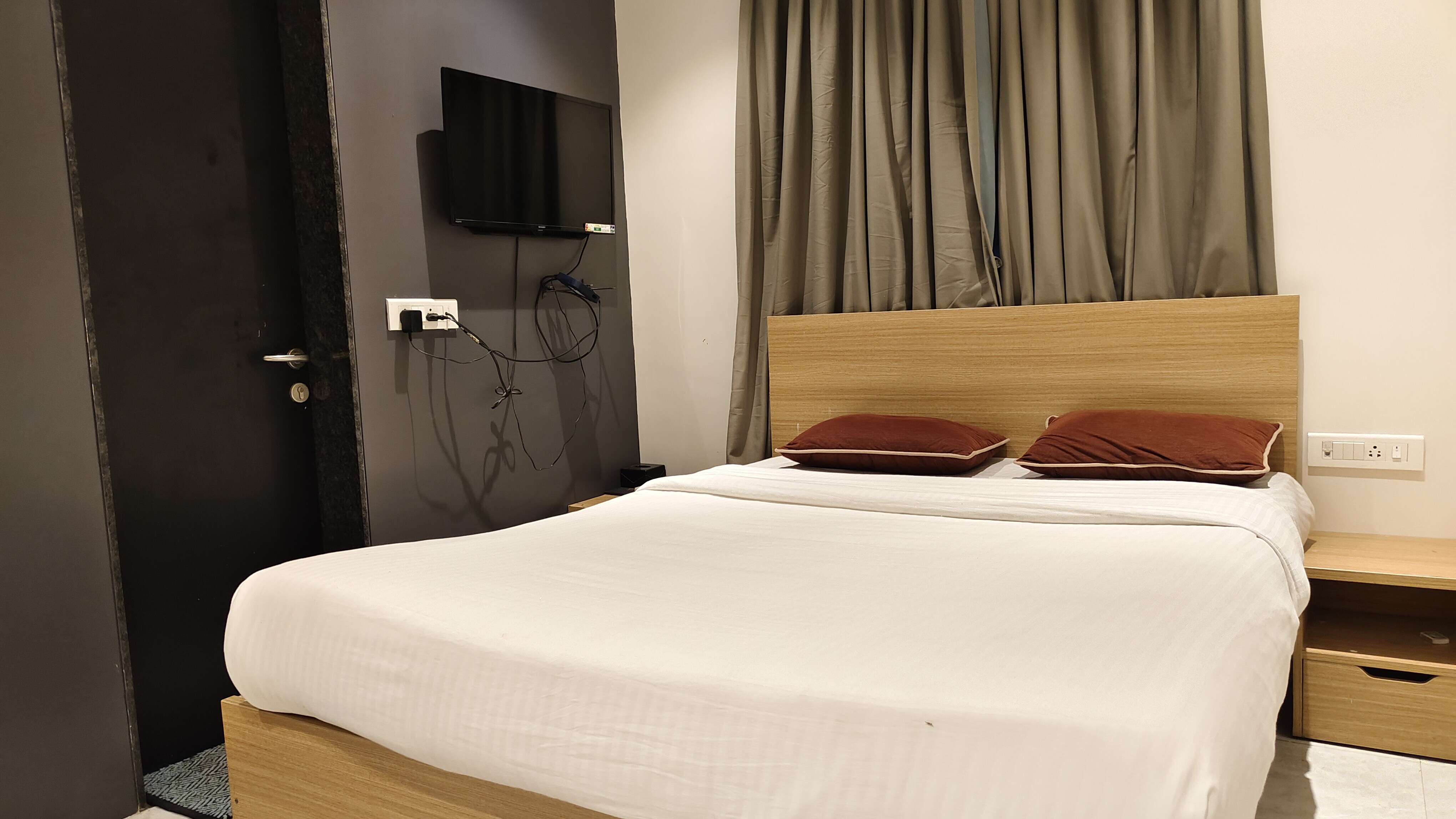 Everest Inn Chakan - Tap to explore photos
