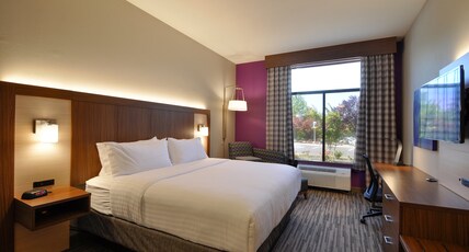 Holiday Inn Express Quantico - Stafford Room Type - 1 King Standard Mobility Accessible Roll In Shower Holiday Inn Express Quantico - Stafford Room Type - 1 King Standard Mobility Accessible Roll In Shower