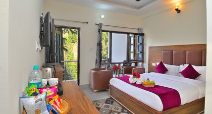 Hotel Dhanolti View by LA Riqueza Room Type - Family Room  with Balcony -   View of Valleys and Mountains