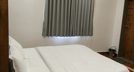 Dwarka dekho - Grand Palace Room Type - Deluxe queen room