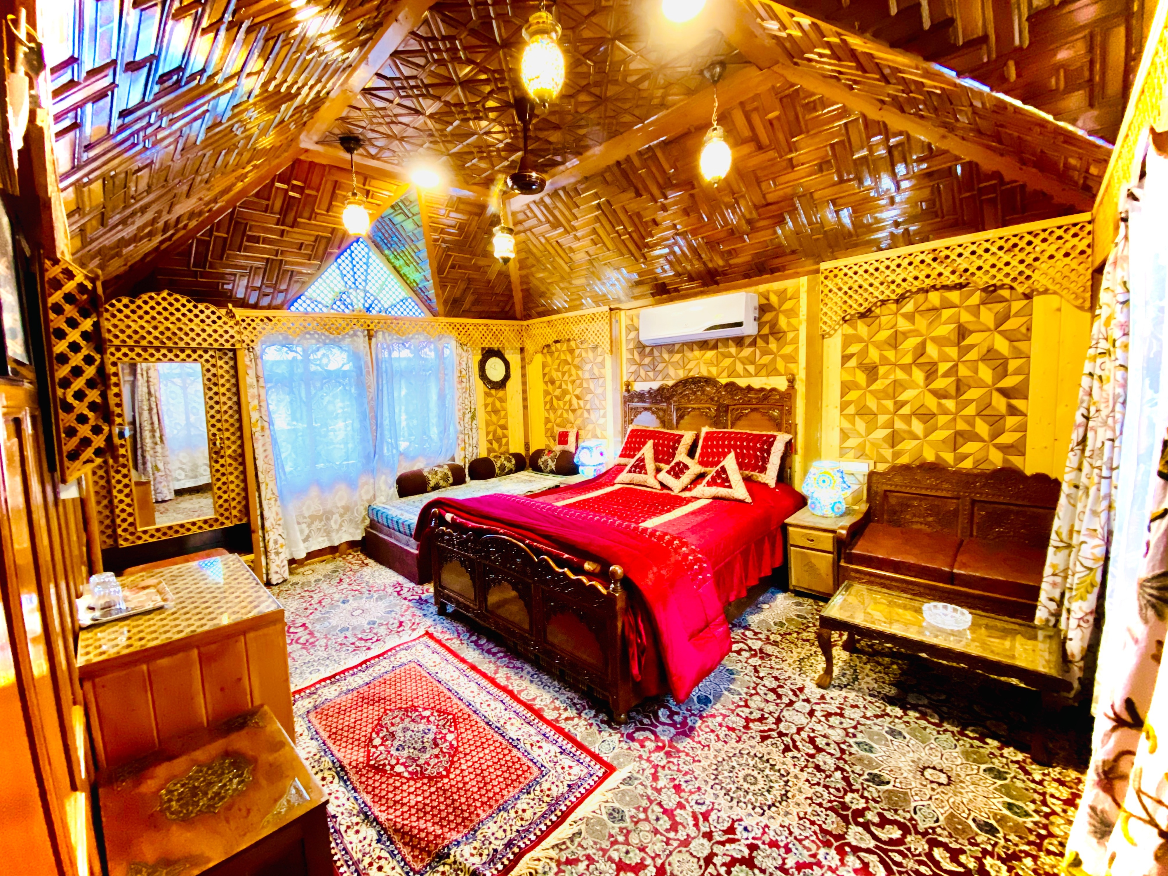 Houseboat Sea Hawk - Tap to explore photos